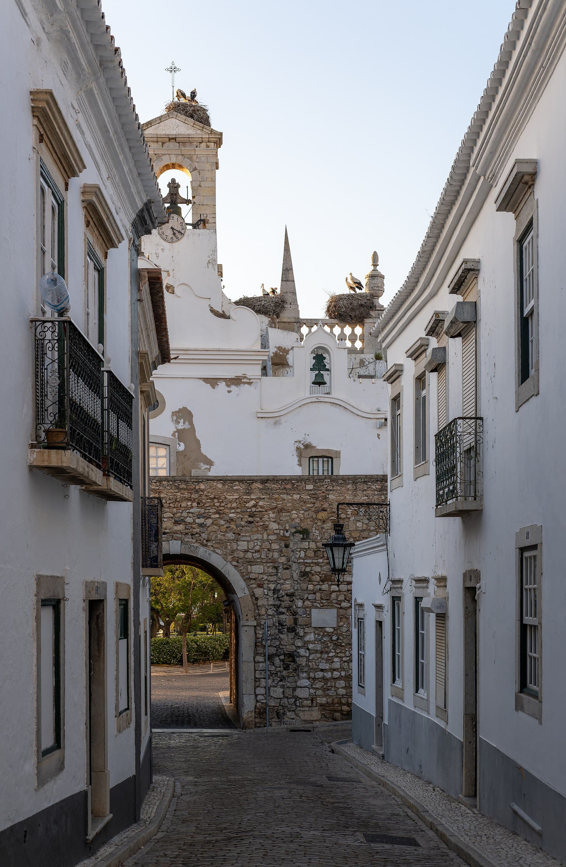 Une ruelle blanchie à la chaux menant à l'Arco da Vila, à Faro