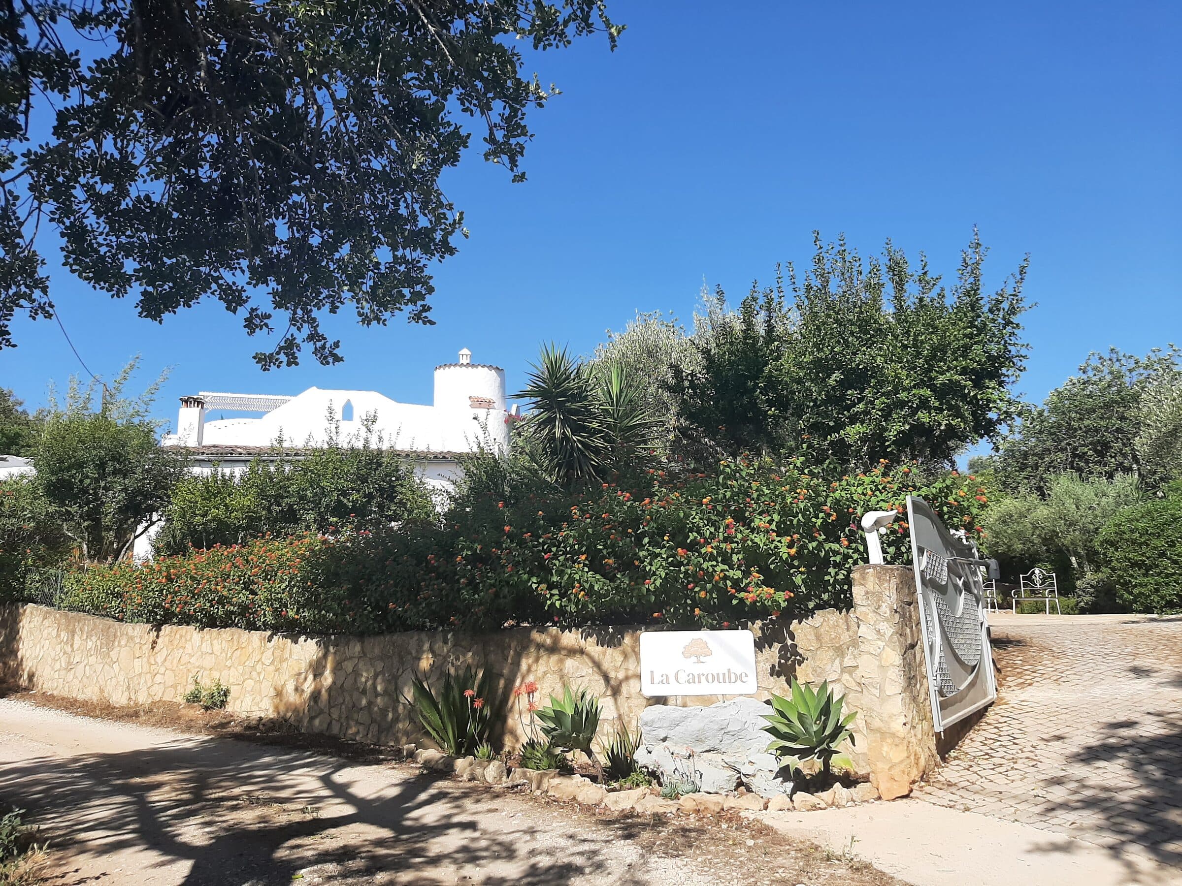 L'entrée de La Caroube