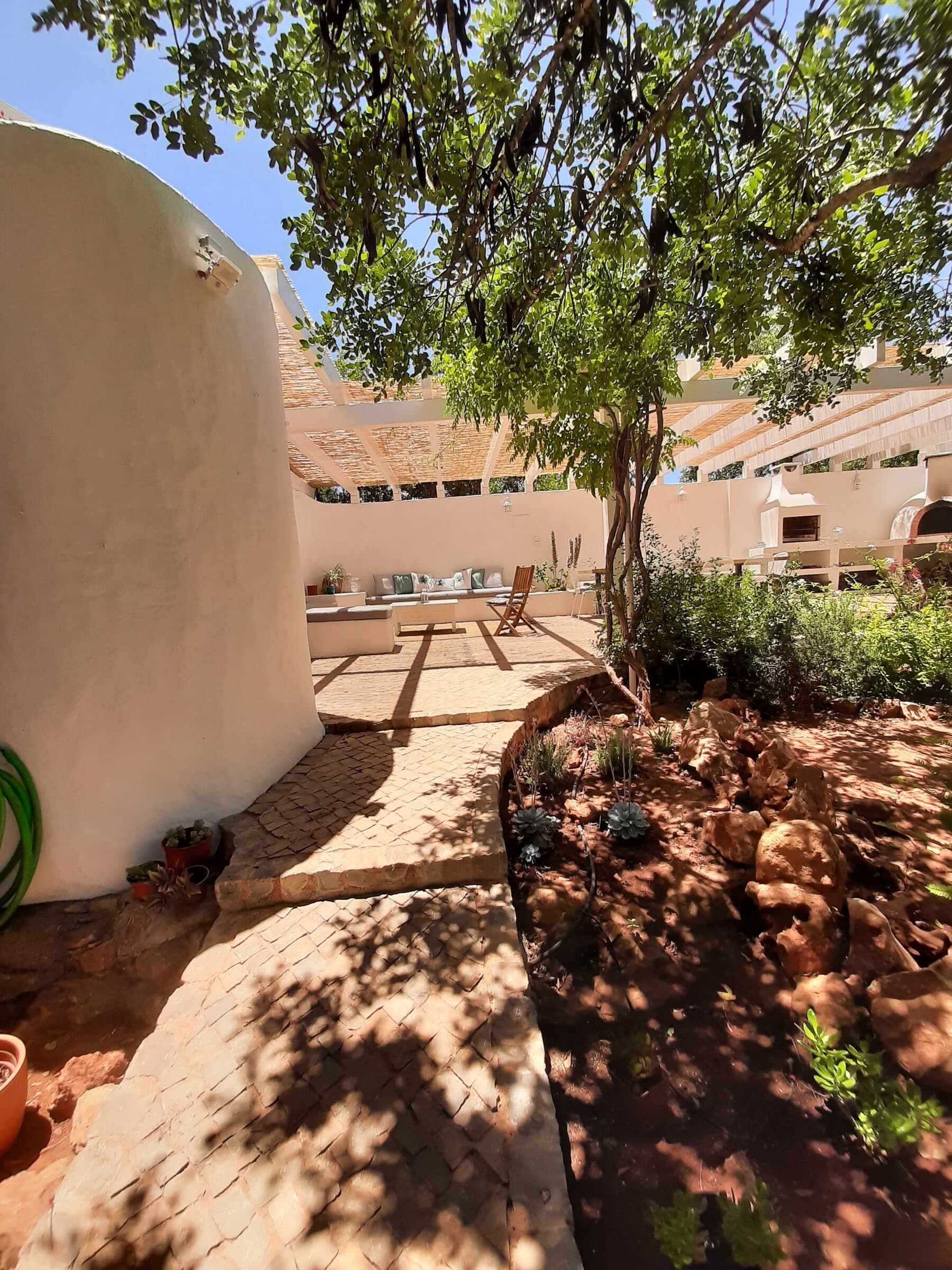 L'allée du jardin vers la terrasse haute