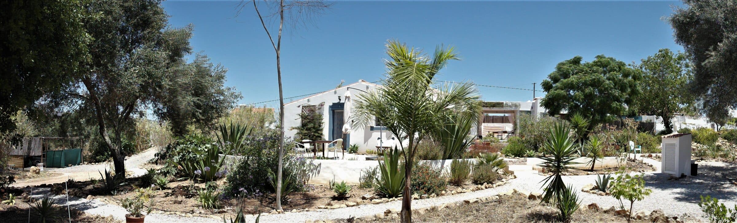 Le jardin de La Caroube et ses allées, en panorama