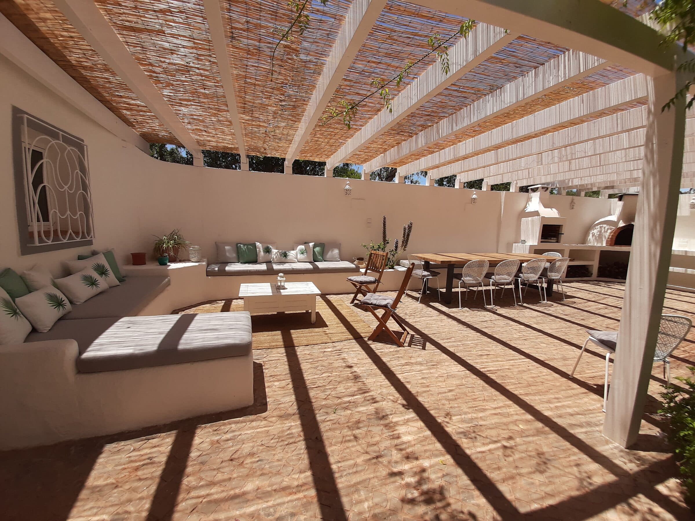 La terrasse haute et son coin salon sous la pergola