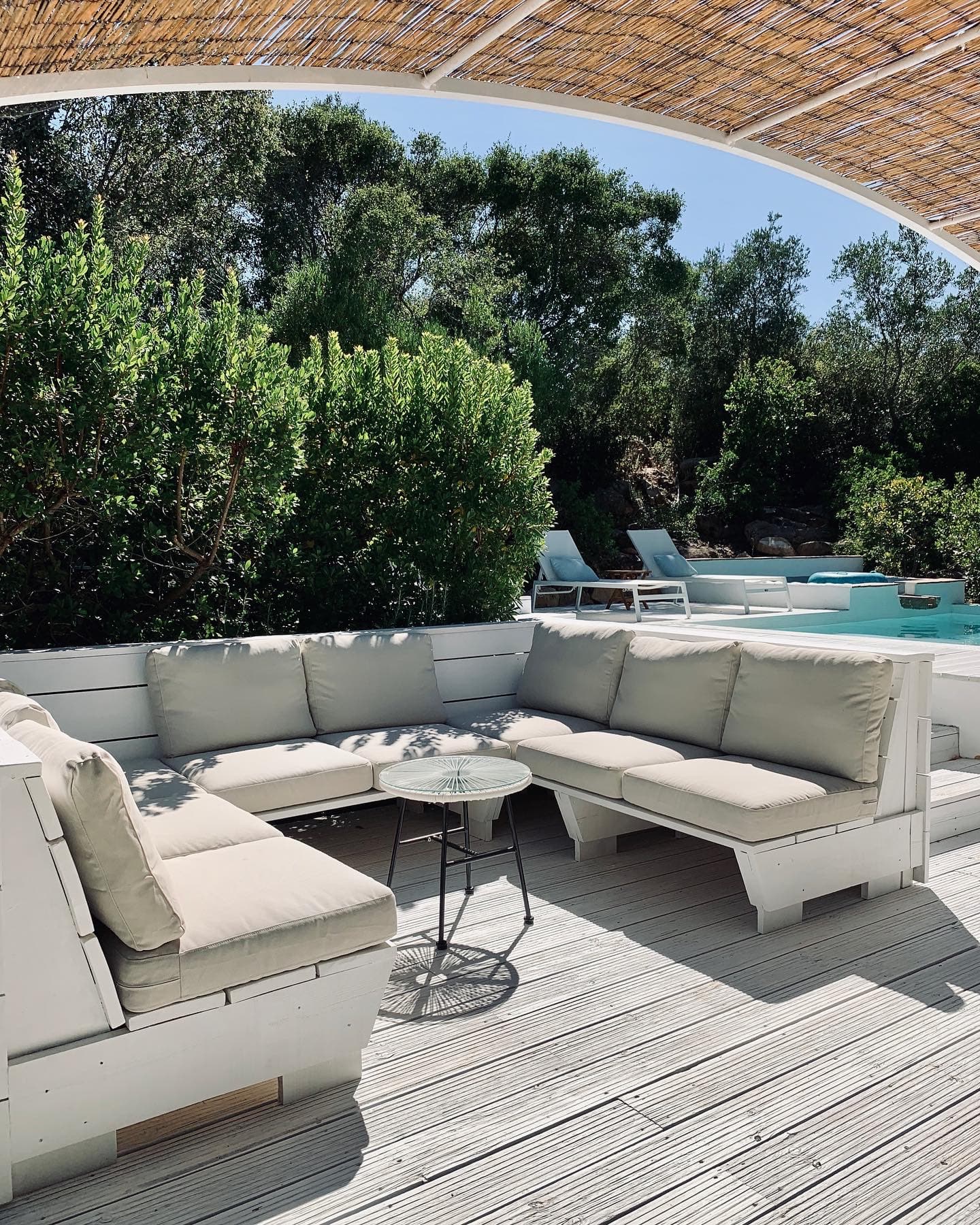 Le coin salon au bord de la piscine