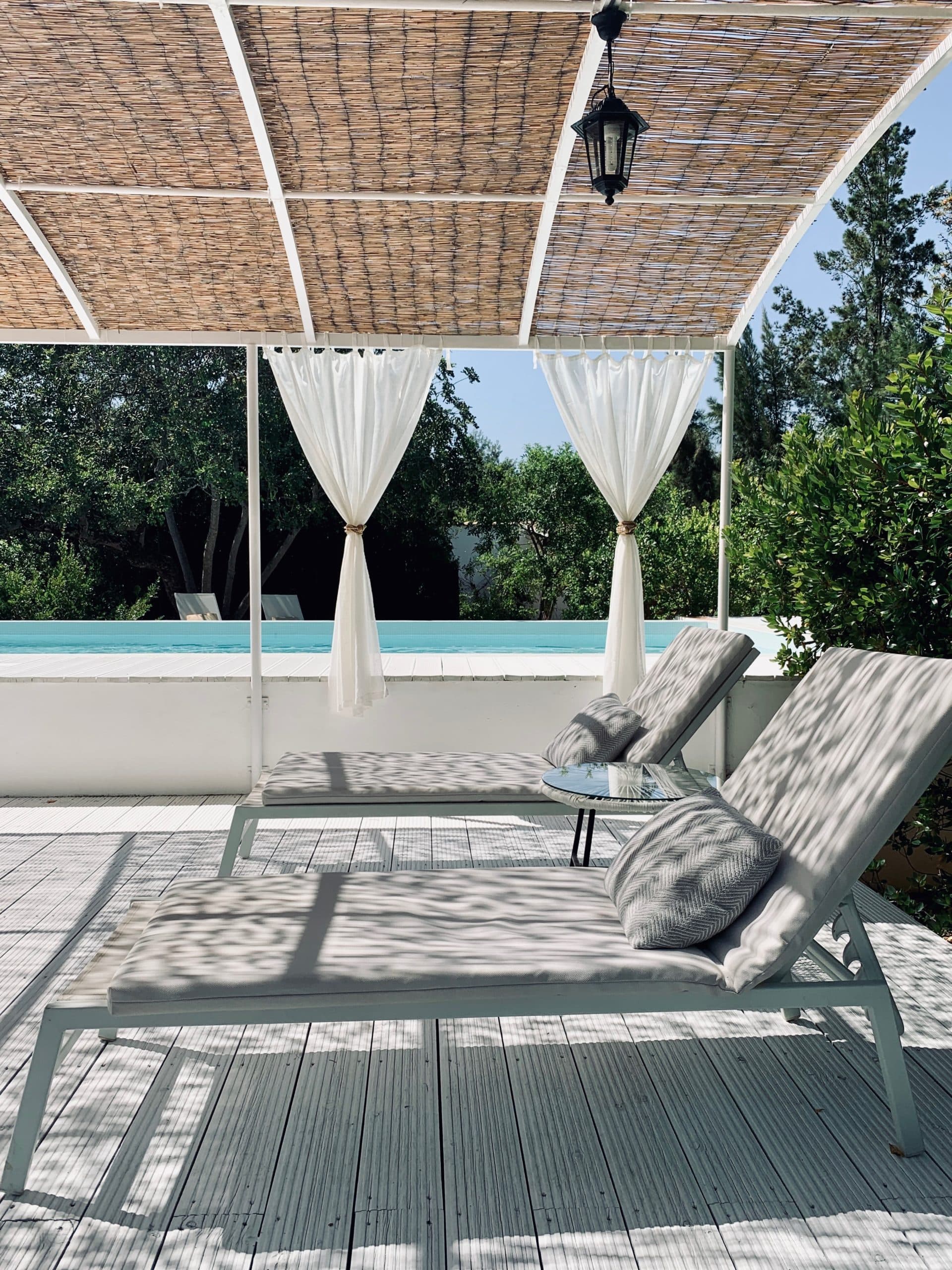 La tonnelle au bord de la piscine