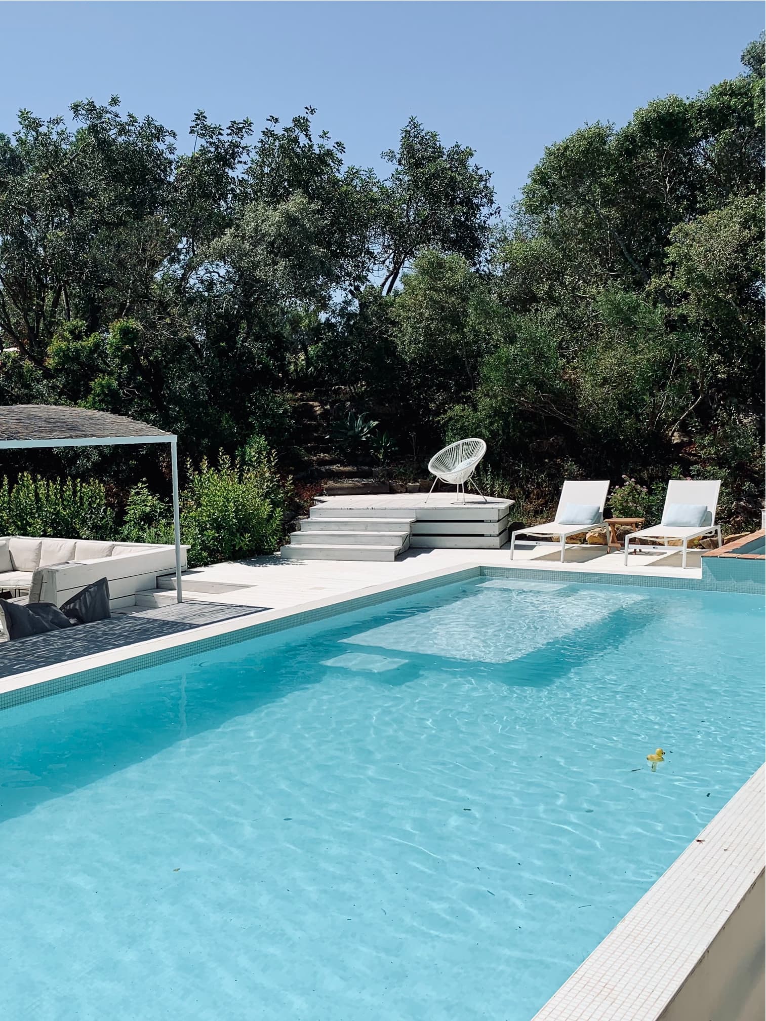 La piscine et son sundeck blanc