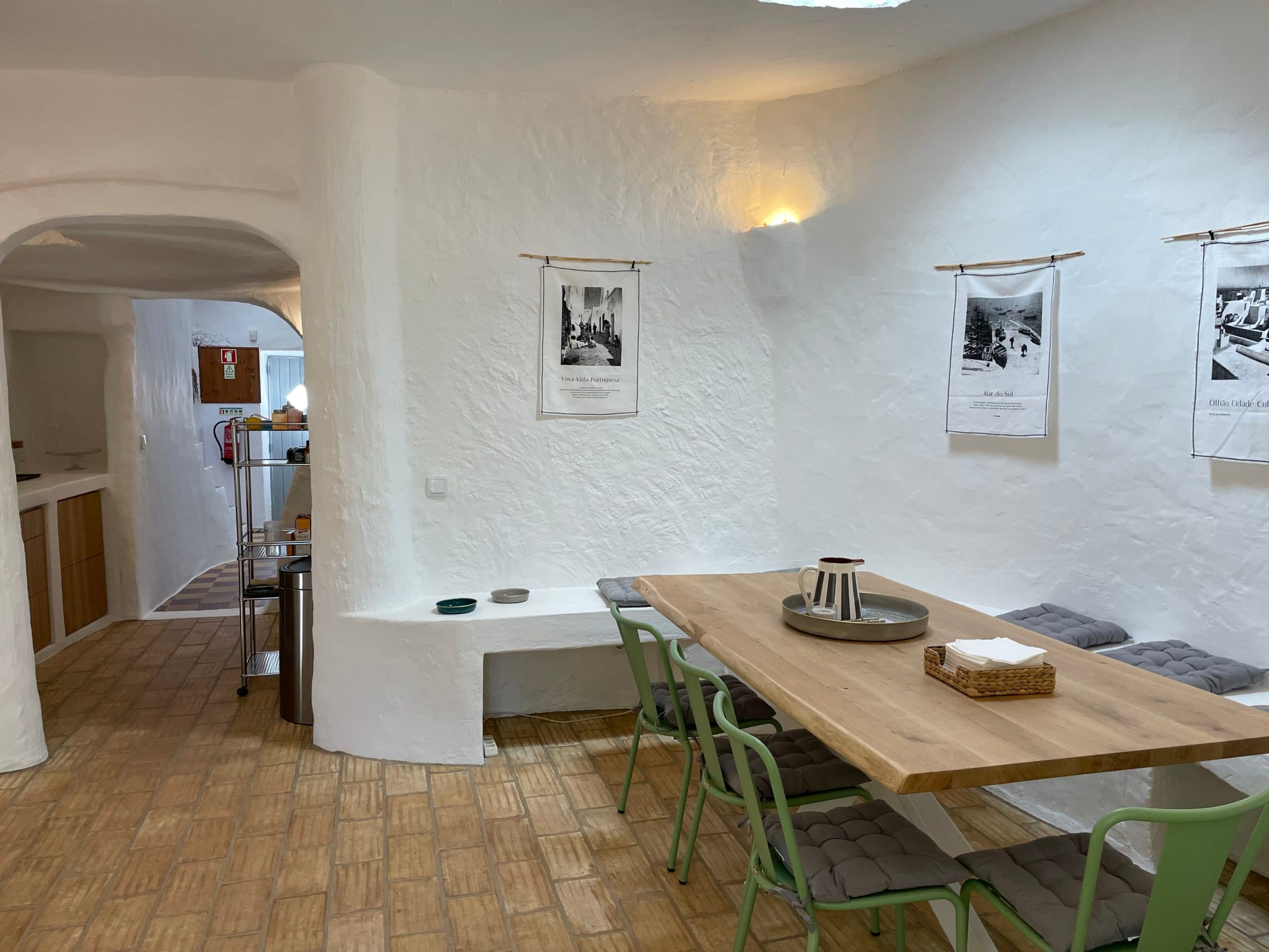 La table en bois massif de la cuisine