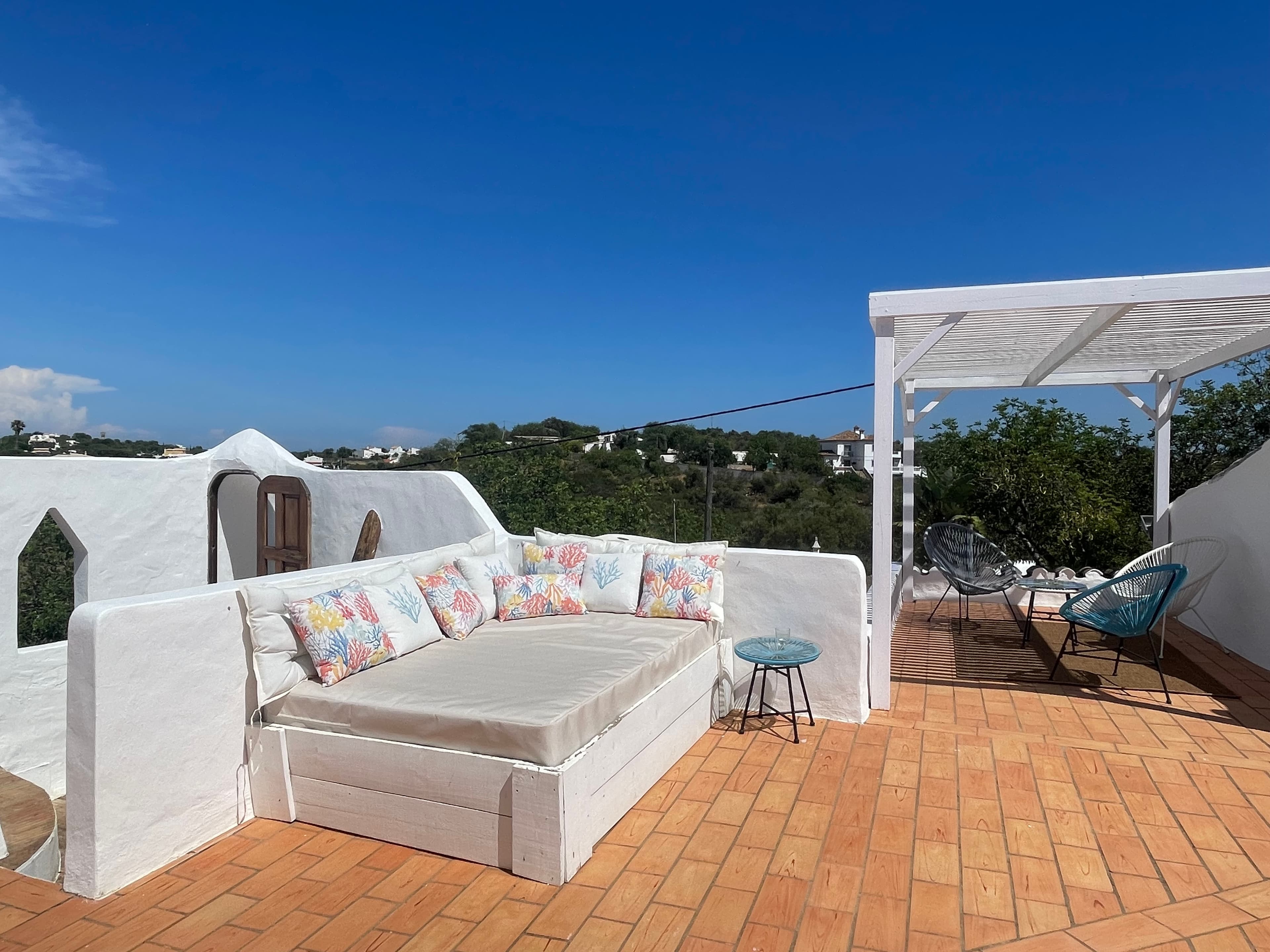 Le lit extérieur sous la pergola