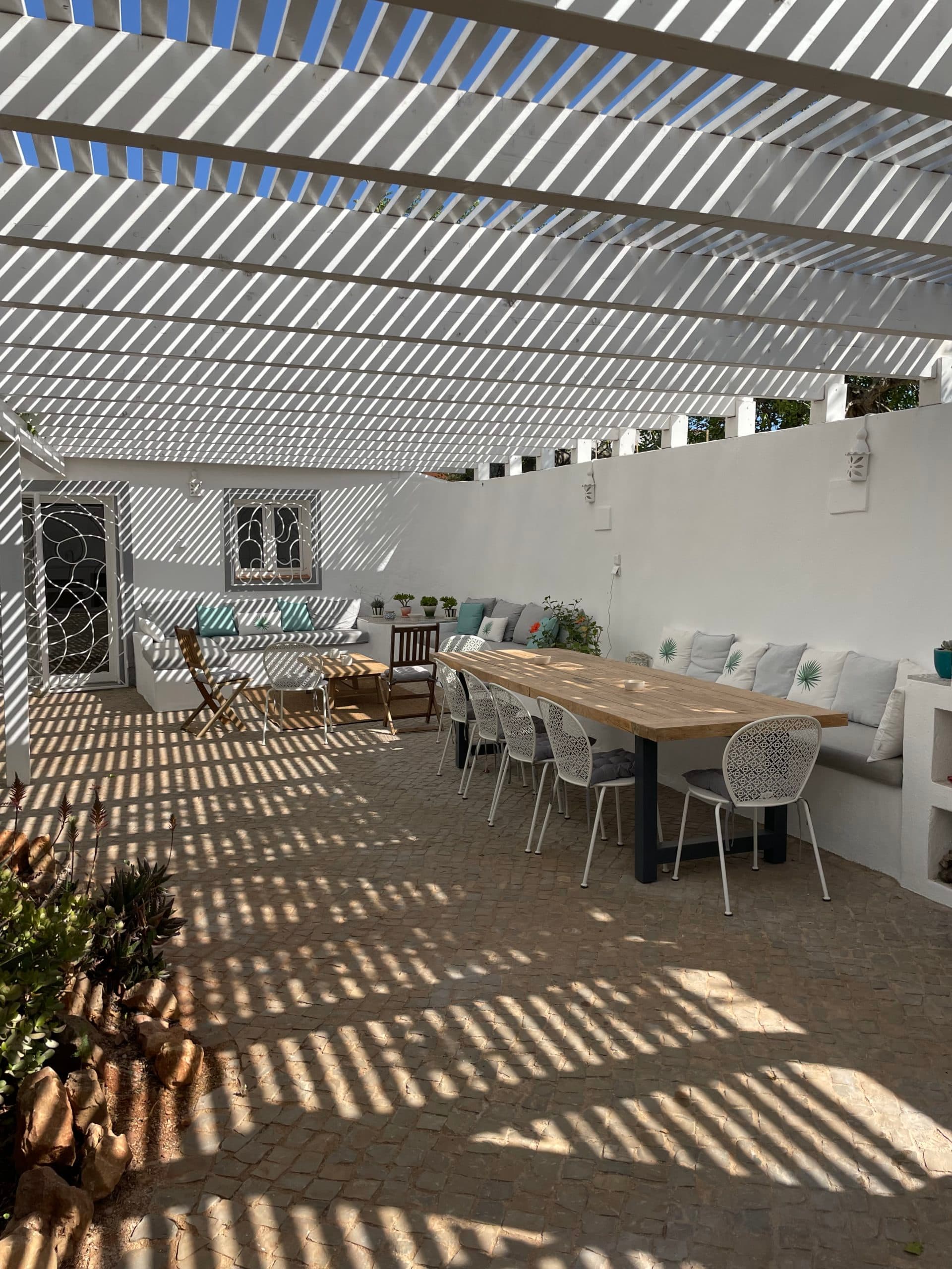 La grande table de la terrasse haute, sous la pergola