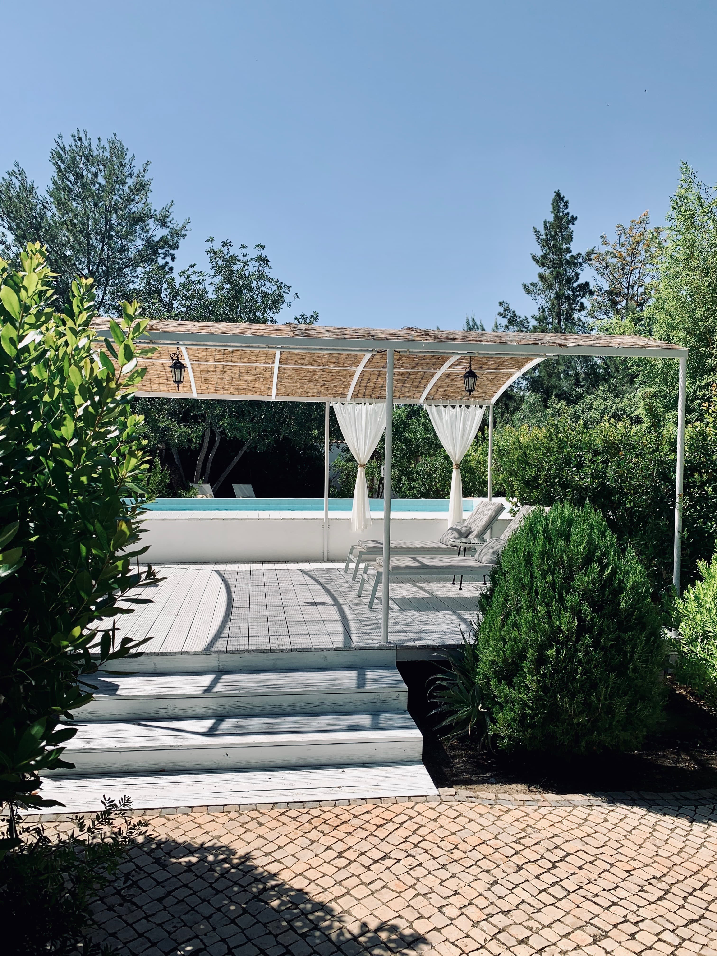 La tonnelle et les marches du sundeck