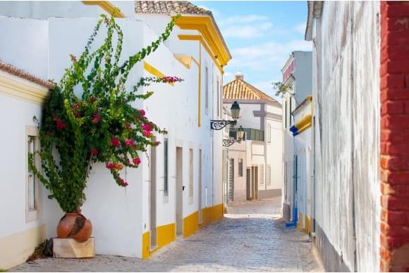 Une ruelle blanchie à la chaux de Faro