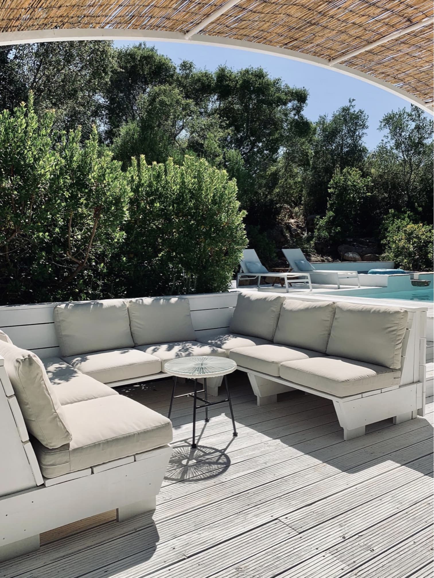 Le coin salon au bord du bassin