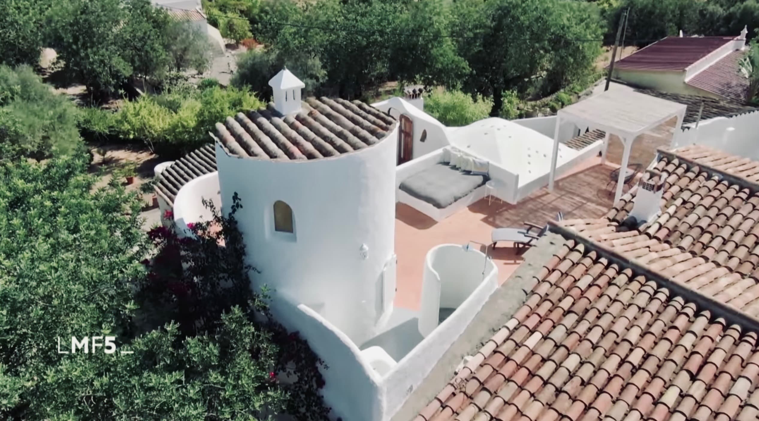 Le toit terrasse et la chambre La Tour
