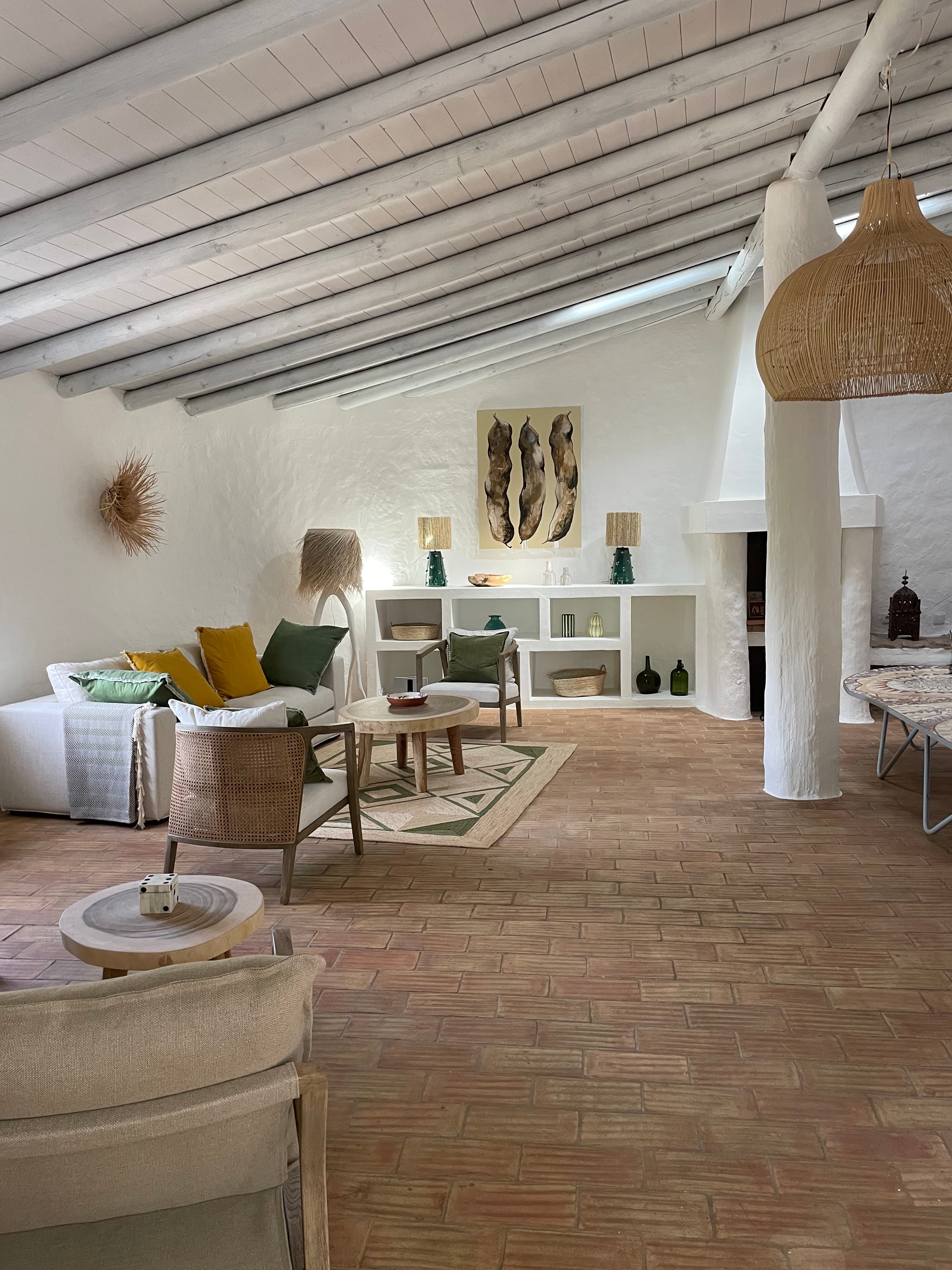 La table mosaïque et ses assises taillées dans la roche