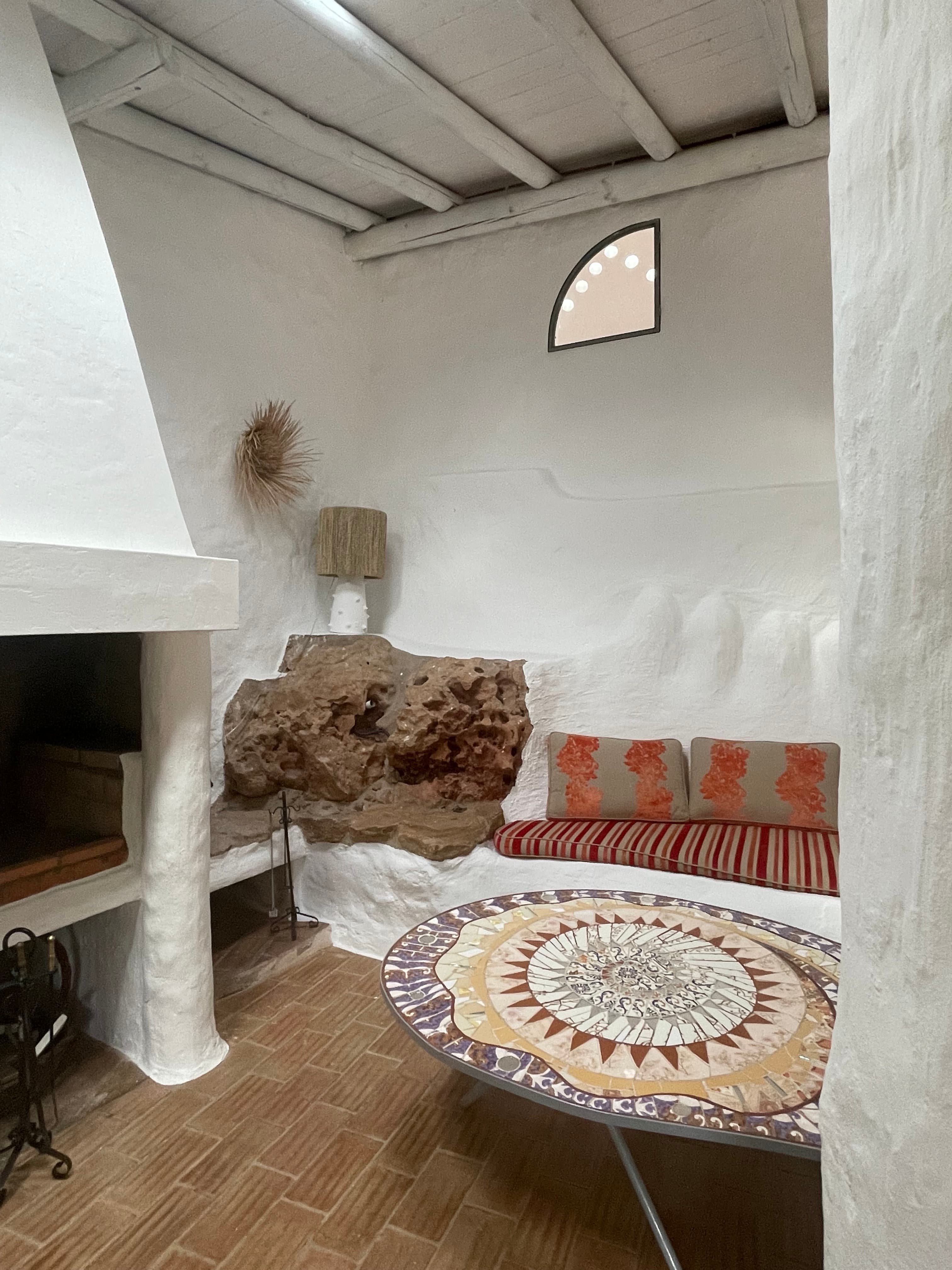 Les rochers apparents du salon