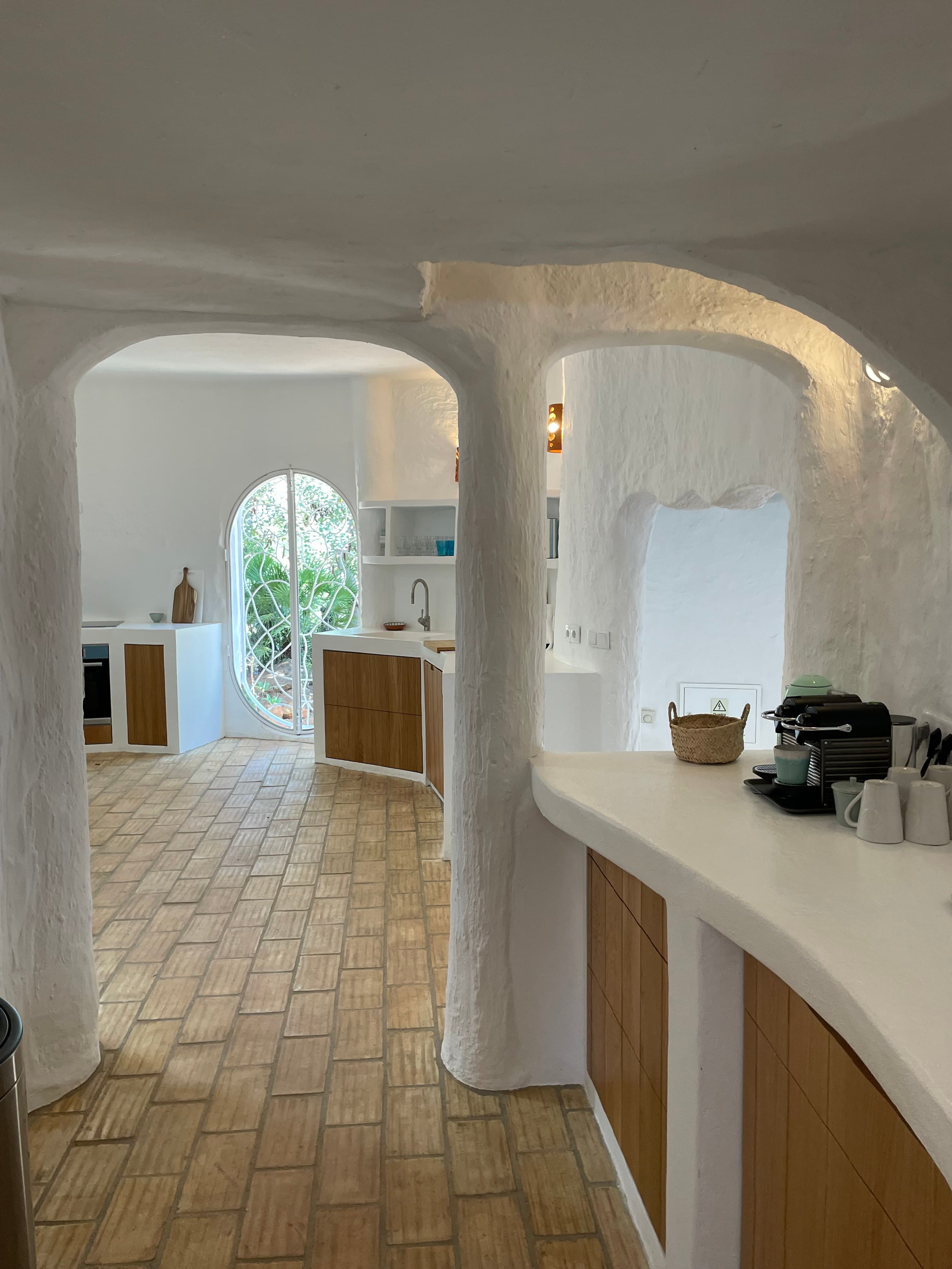 La cuisine, ses arches et ses meubles maçonnés