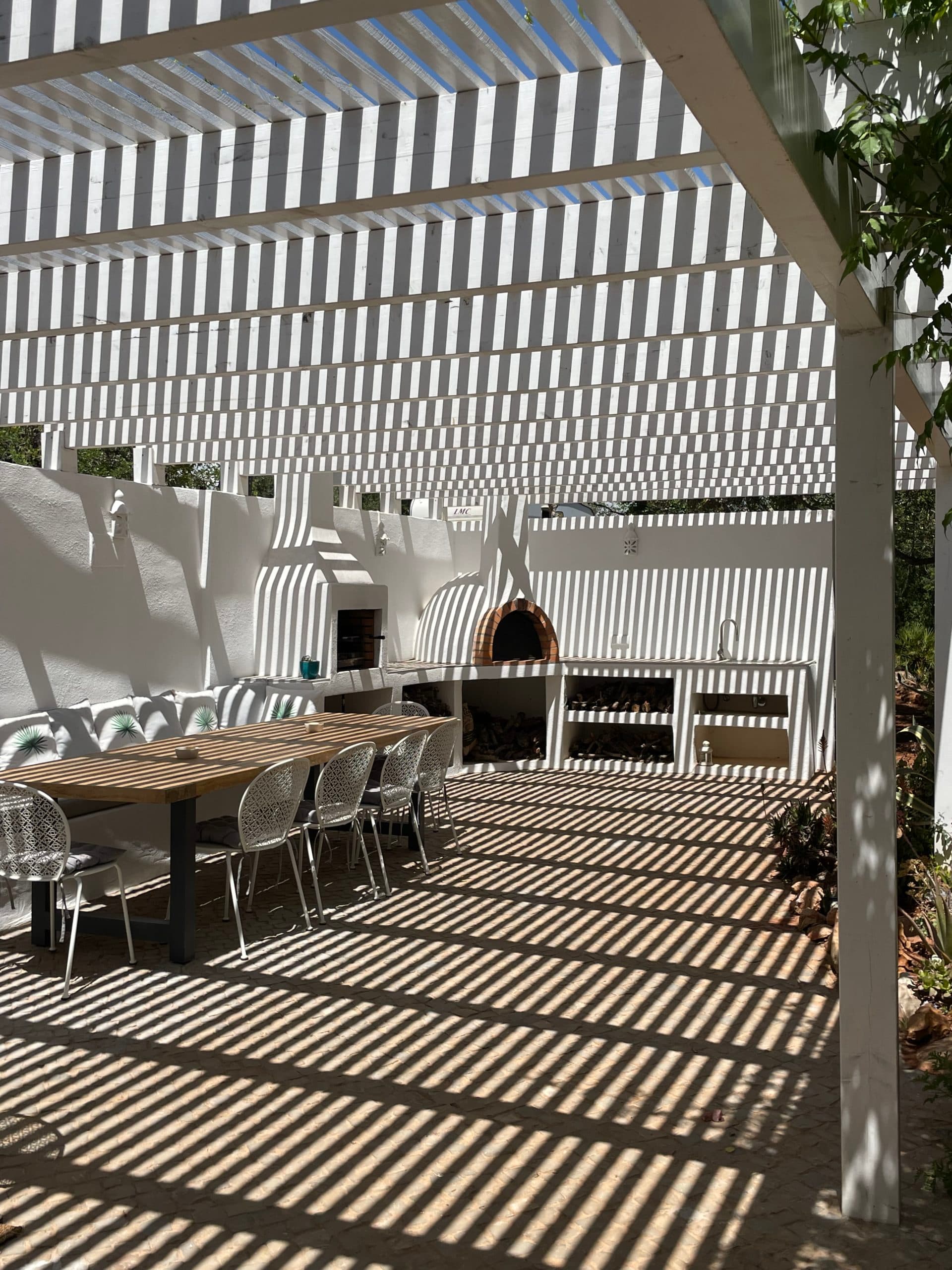 La terrasse haute, sa grande table et son four à pizza