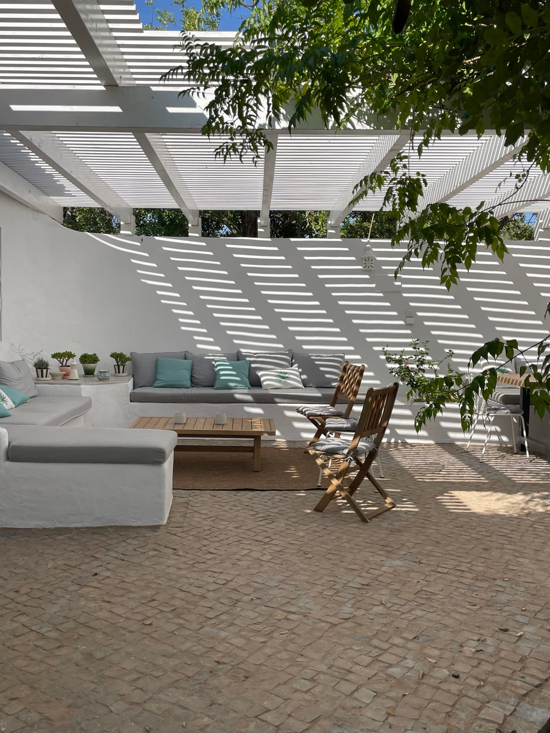 Le coin salon de la terrasse haute, sous la pergola